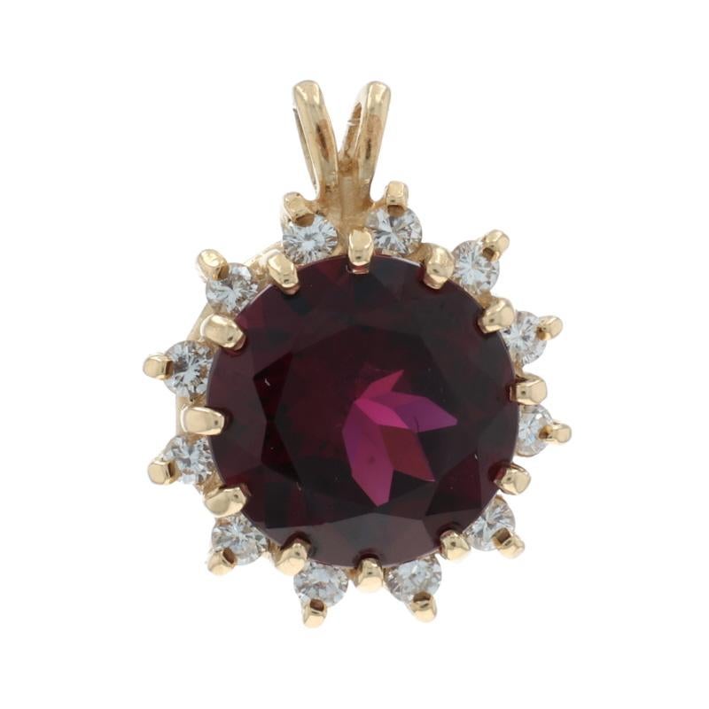 Contenu du métal : Or jaune 14k

Informations sur les pierres

Grenat Rhodolite Naturel
Carat(s) : 6.80ct
Coupe : Ronde

Diamants naturels
Carat(s) : .30ctw
Coupe : Brillant rond
Couleur : G - H
Clarté : VS1 - VS2

Total des carats : 7.10

Style :