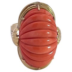 Anello di corallo a coste in oro giallo del 1970, 14 carati