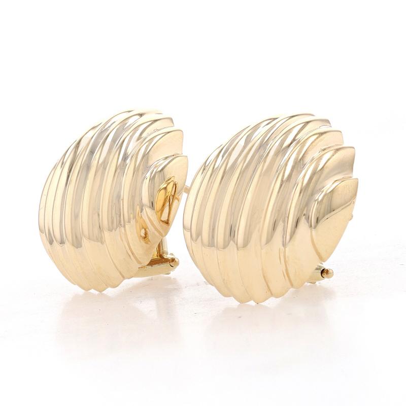 Yellow Gold Ribbed Dome Large Stud Earrings - 18k Circles Pierced In Excellent Condition For Sale In Greensboro, NC