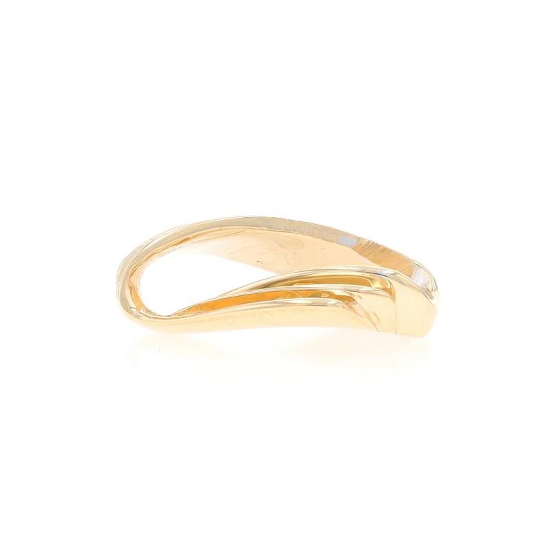 Metal Content: 14k Yellow Gold

Style: Omega Slide
Theme: Ribbed Fan

Measurements

Tall: 3/4