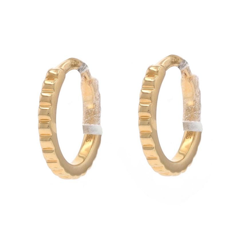 Contenuto del metallo: Oro giallo 14k

Stile: Huggie Hoop
Tipo di chiusura: Chiusura a scatto
Caratteristiche: Dettagli a coste

Misure

Alto: 13/32