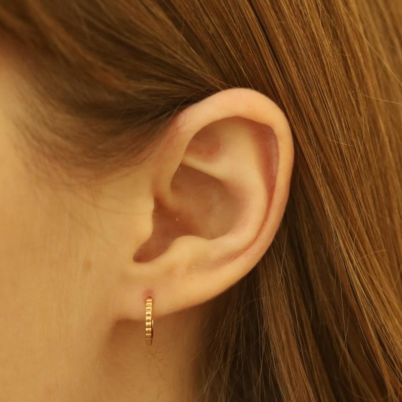 Orecchini Huggie Hoop a coste in oro giallo - 14k - forati In condizioni Nuovo in vendita a Greensboro, NC