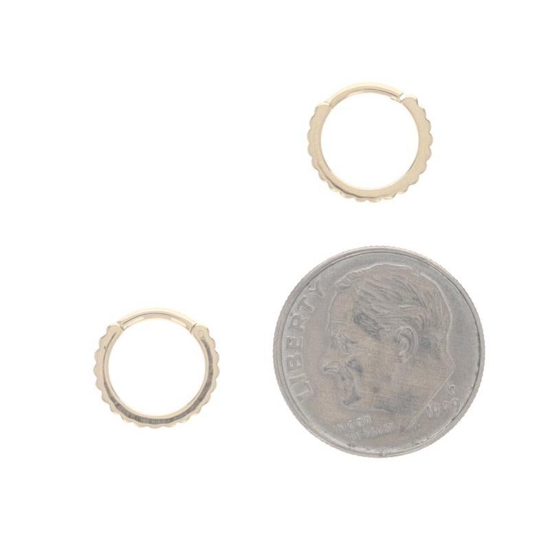 Donna Orecchini Huggie Hoop a coste in oro giallo - 14k - forati in vendita