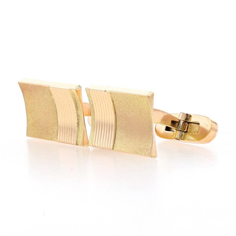 Metal Content: 14k Yellow Gold

Style: Cufflinks
Theme: Ribbed Rectangle
Features: Curved Silhouette with Smooth & Matte Finishes

Measurements

Tall: 1/2