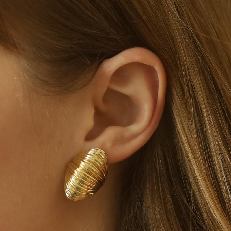 Yellow Gold Ribbed Shell Large Stud Earrings - 18k Dome Clip-Ons In Excellent Condition For Sale In Greensboro, NC