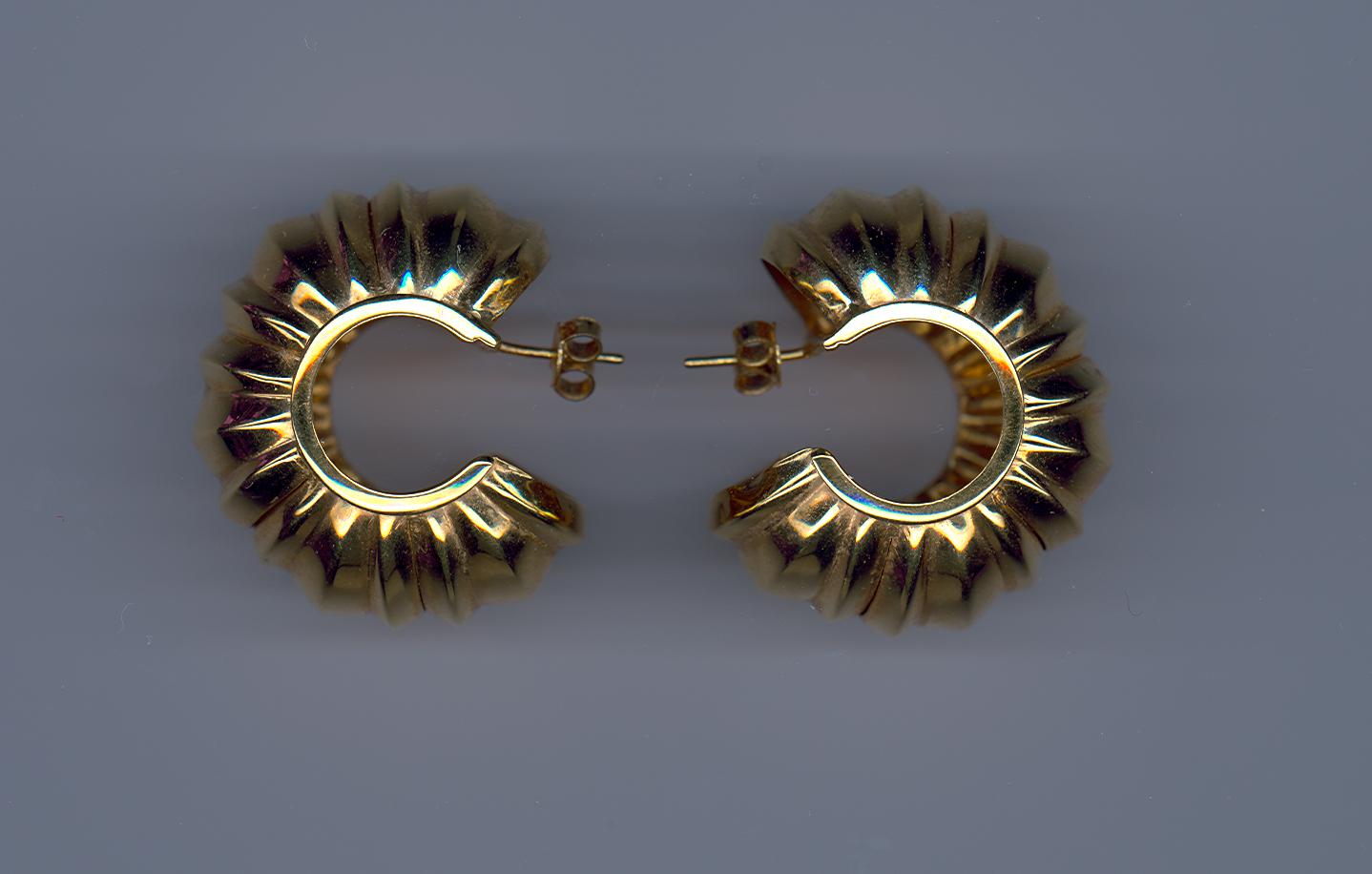 Women's Yellow Gold Ribbed Stud Earrings For Sale