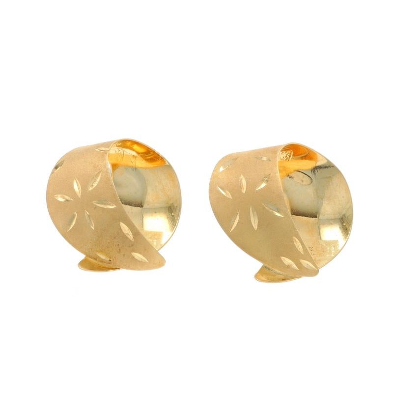 Contenuto del metallo: Oro giallo 14k

Stile: Borchia
Tipo di chiusura: Chiusura a farfalla
Tema: Looping a nastro
Caratteristiche: Finitura liscia con dettagli opachi e incisi

Misure

Alto: 15/32