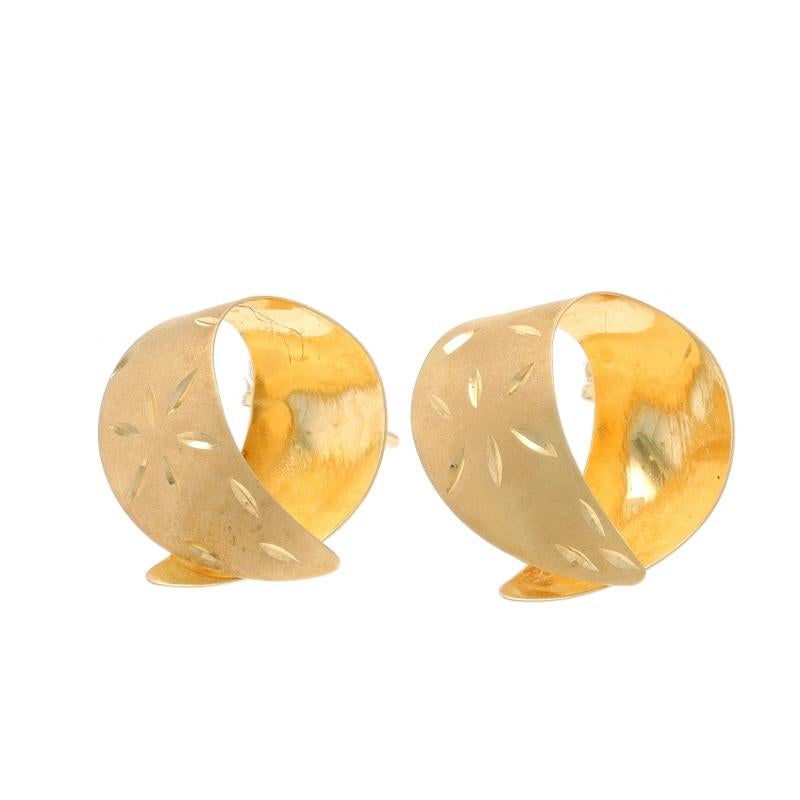 Orecchini a lobo in oro giallo - 14k inciso opaco forato In condizioni ottime in vendita a Greensboro, NC