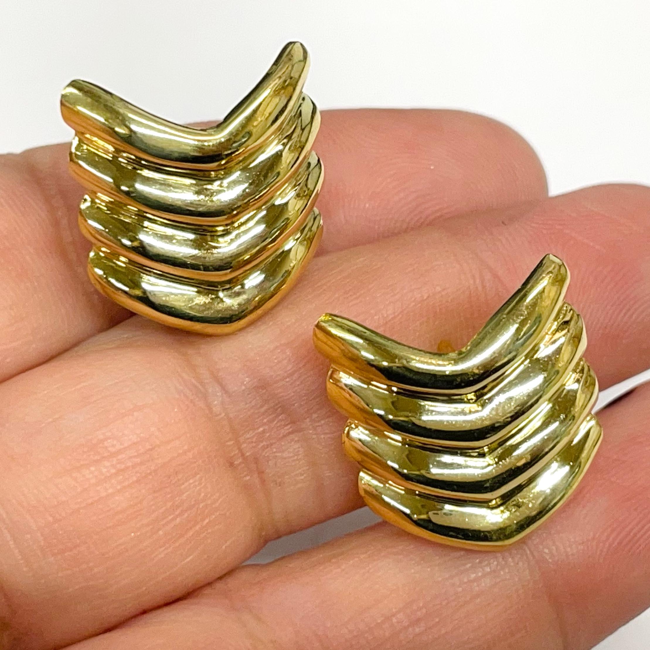 Yellow Gold Ridged Chevron Earrings In Good Condition For Sale In Palm Desert, CA
