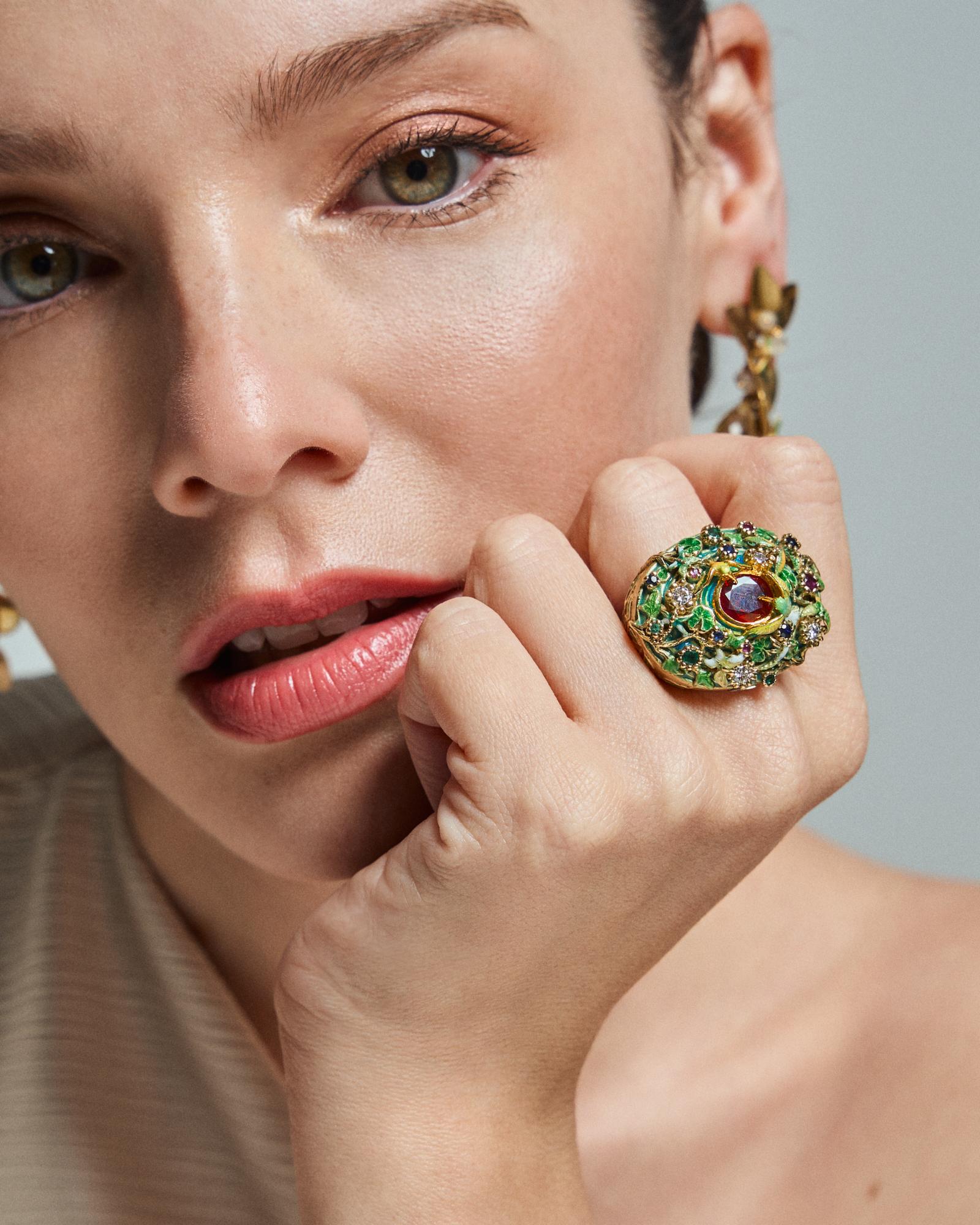 Yellow Gold Ring Enamels Central Ruby Diamonds Sapphires Emeralds Rubies Birds


Introducing our stunning 18-karat yellow gold ring, a magnificent masterpiece from our esteemed Fountain of Life collection. This exquisite piece encapsulates the very