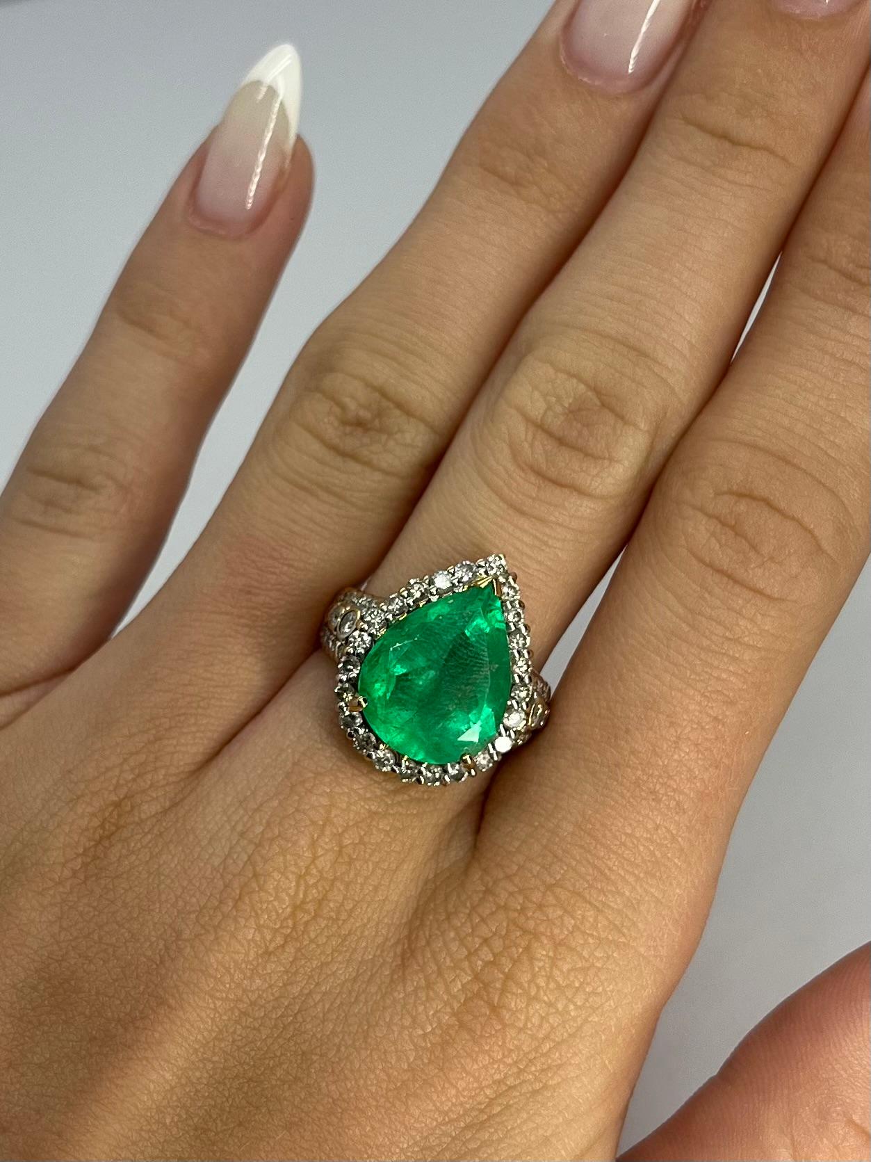 Este impresionante anillo está elaborado en oro amarillo de 18 quilates (750/1000) e incluye una impresionante esmeralda natural colombiana en una rara talla pera, con un impresionante peso de 6,55 quilates. Conocidas por su verde profundo y
