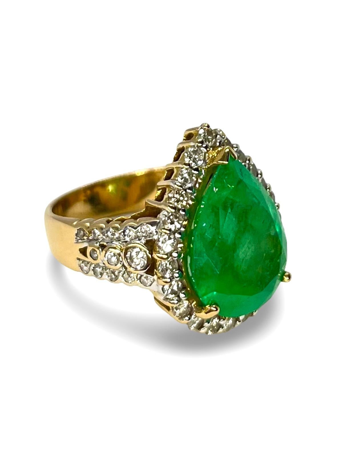 Anillo de Oro Amarillo con una Esmeralda Colombiana de 6,55 ct y 0,70 ct de Diamantes Art Decó en venta