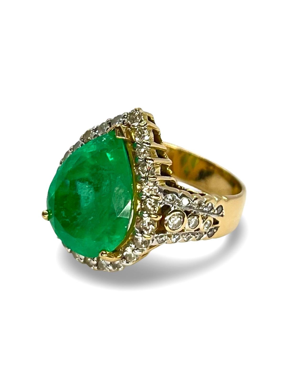 Anillo de Oro Amarillo con una Esmeralda Colombiana de 6,55 ct y 0,70 ct de Diamantes en Excelente estado para la venta en PARIS, FR
