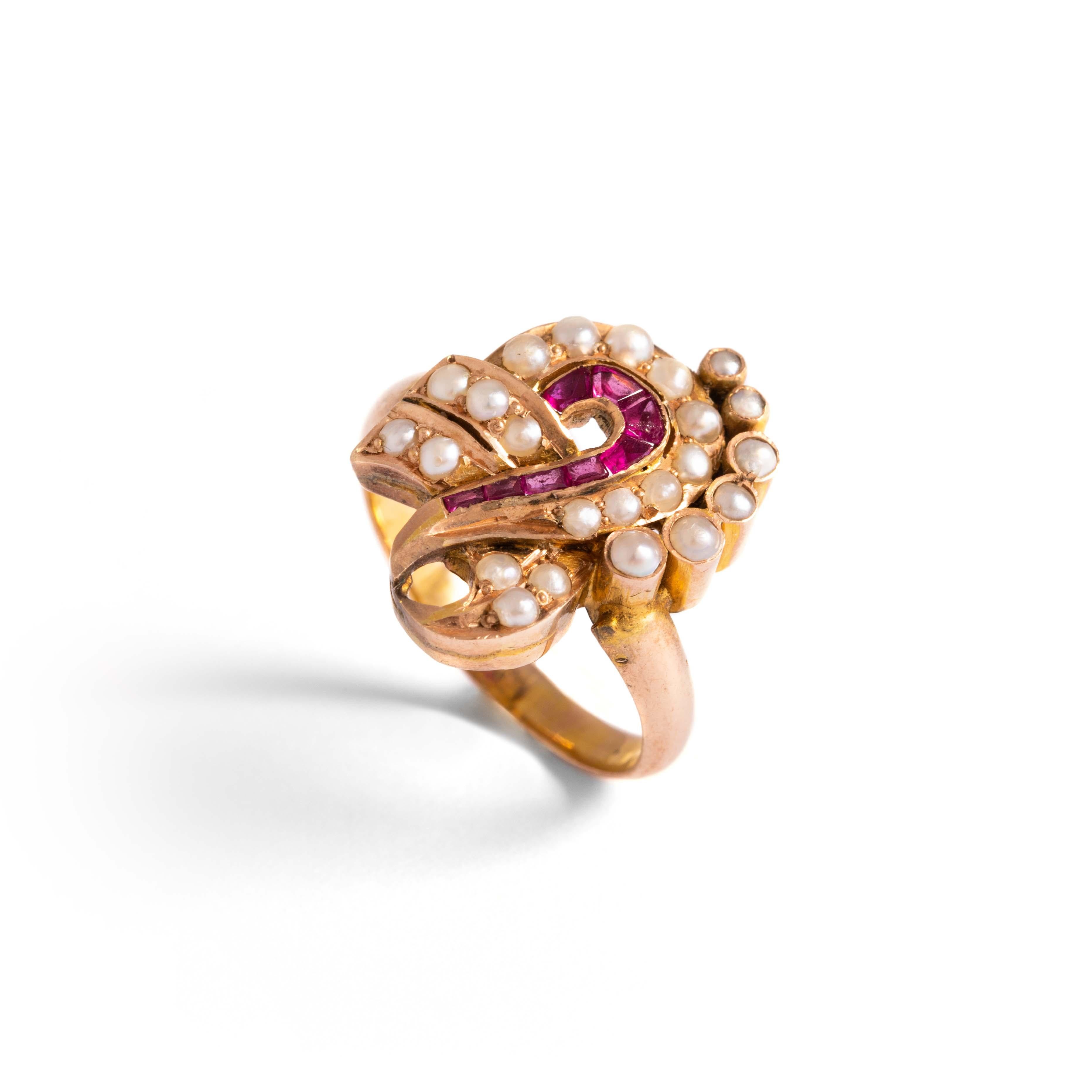 Yellow gold ring set with cultured pearls and calibrated red stones. 
Size: 52. 
Gross weight: 5.17 grams.