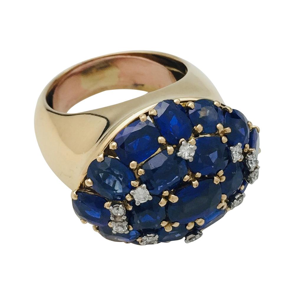 A 750/000 yellow gold important ring, paved with ovale sapphires, enhanced with single cut diamonds. 
Sapphires weight: about 11 carats.
Size 9 - Spring sizing ring. 