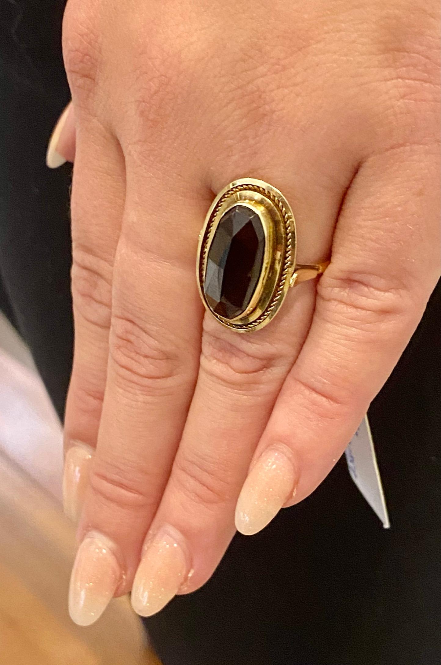 Yellow Gold Ring, Set with a Natural Garnet, Holland, circa 1950 4