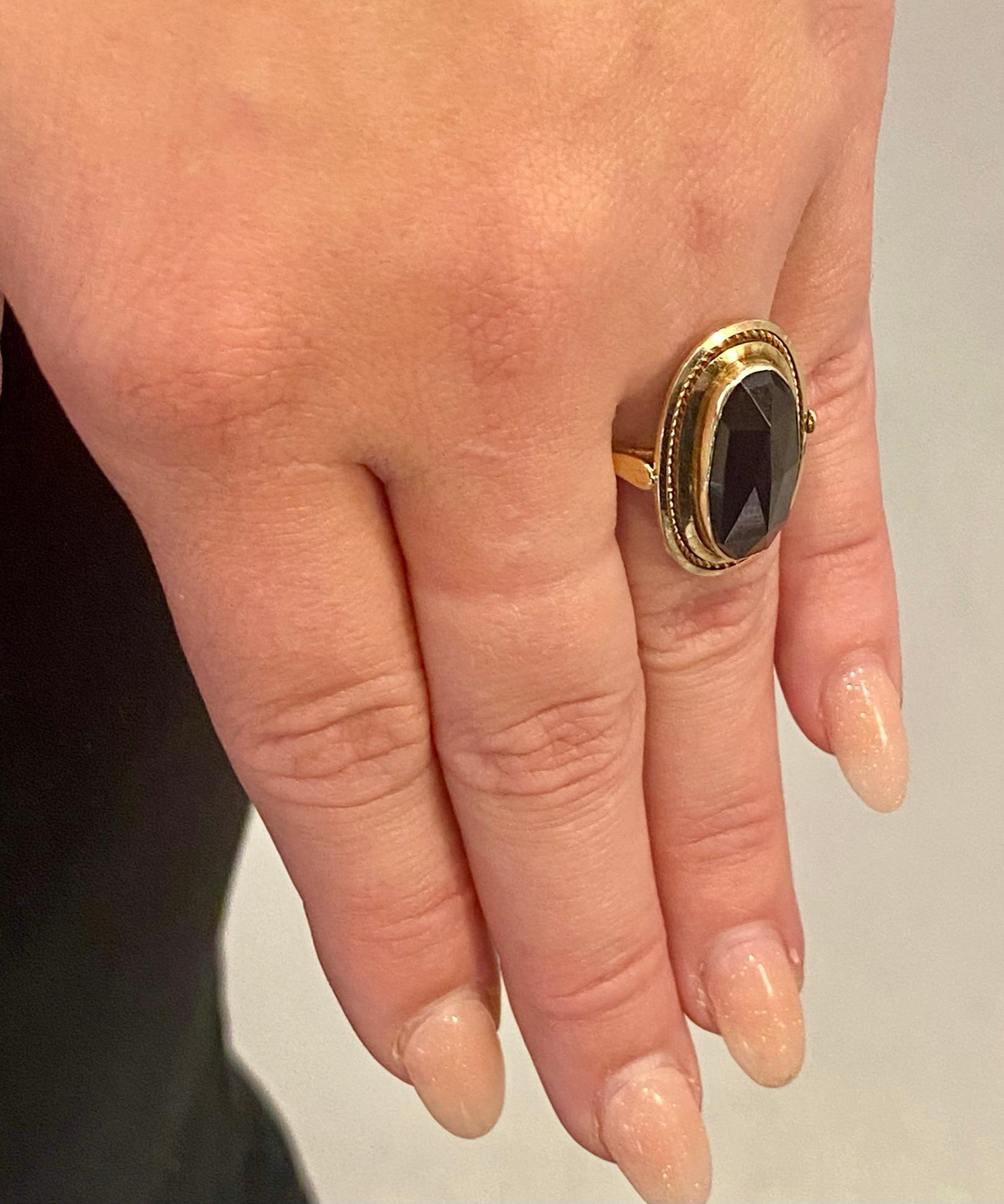 Yellow Gold Ring, Set with a Natural Garnet, Holland, circa 1950 5