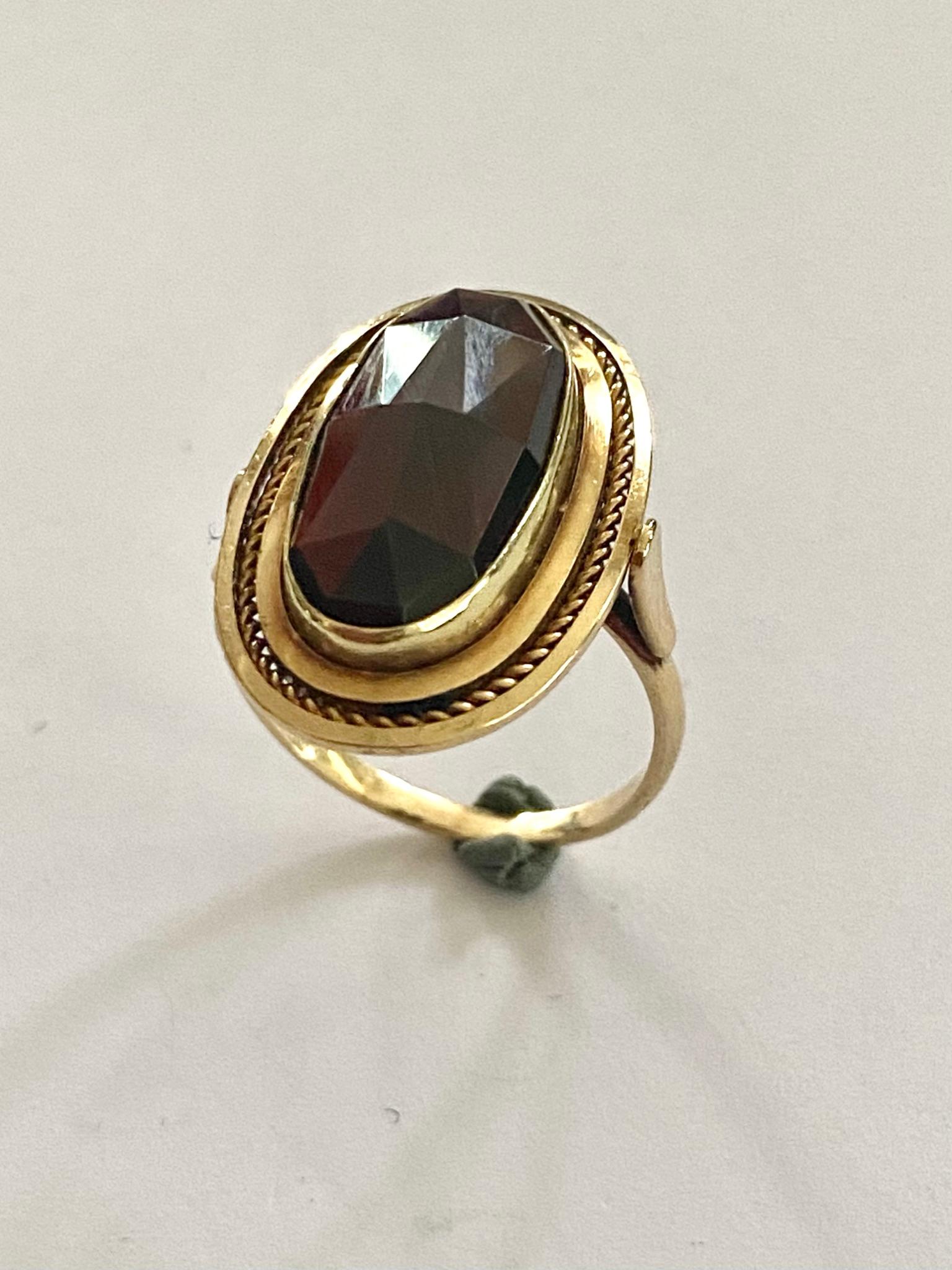 One (1) 14K. Yellow Gold Ring, stamped 585 
Set with one (!) Natural Garnet, in Oval, Rose Cut.  Weight ca 8.25 ct.
Color: Deep Orangy Brown.
Ring is made in Holland ca 1950 by: Daniël Dresmée Amsterdam
size: 17.75 ( 56)   USA:  7.5   UK: 