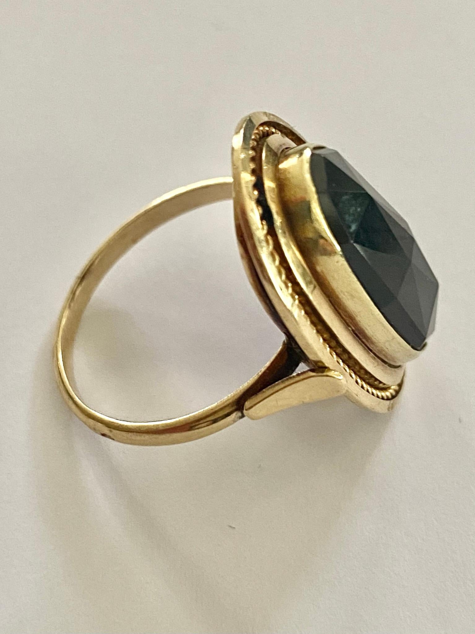 Yellow Gold Ring, Set with a Natural Garnet, Holland, circa 1950 In Good Condition In Heerlen, NL