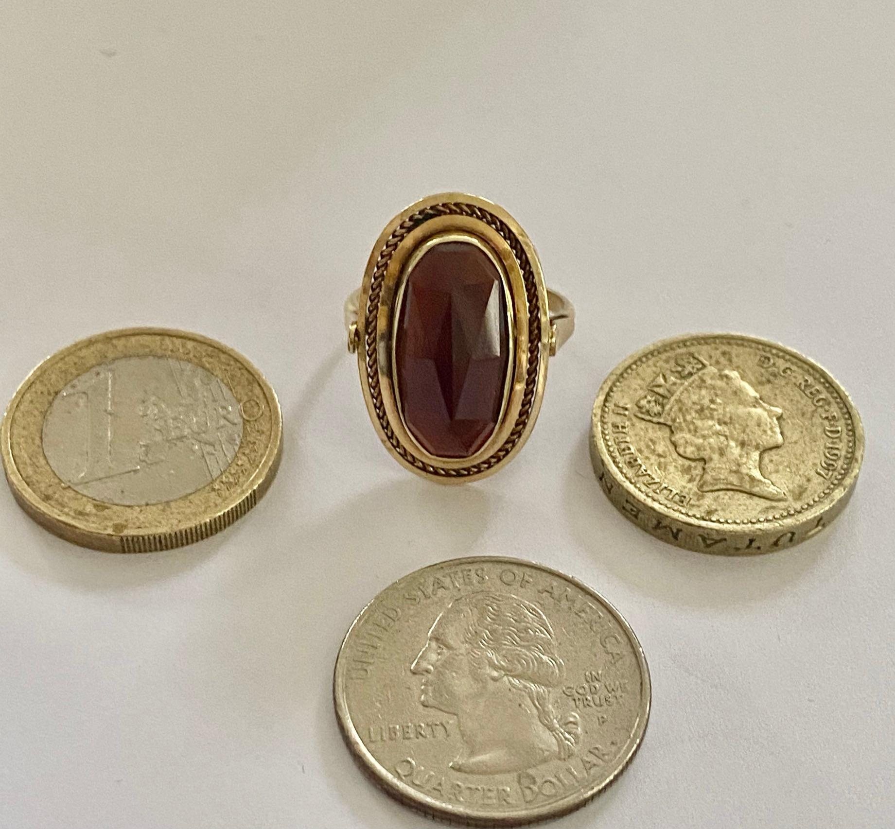 Yellow Gold Ring, Set with a Natural Garnet, Holland, circa 1950 2