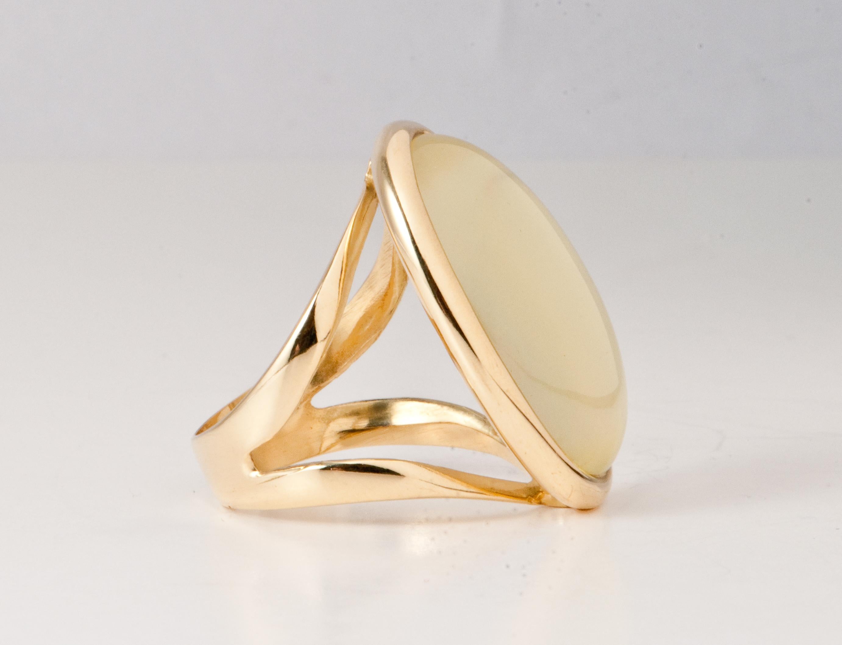 Yellow Gold Ring surmounted by a lemon quartz Shape Cabochon .
A nacre plate adjusted under the stone gives it a profound and bright reflection.
There are 5.60 grams of 18k yellow gold.
US Size : 8