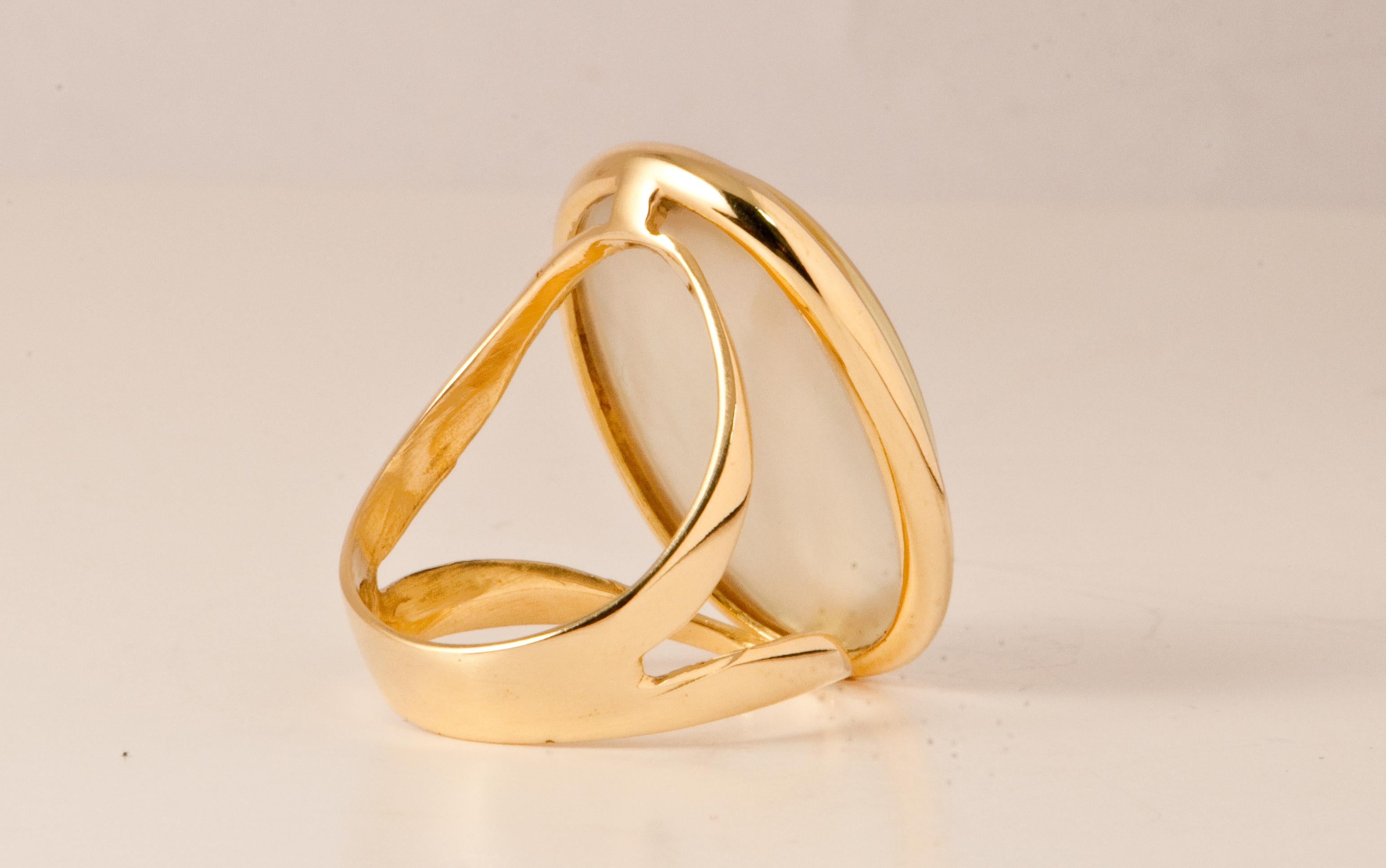 Artisan Yellow Gold Ring Surmounted by a Lemon Quartz and Nacre Shape Cabochon