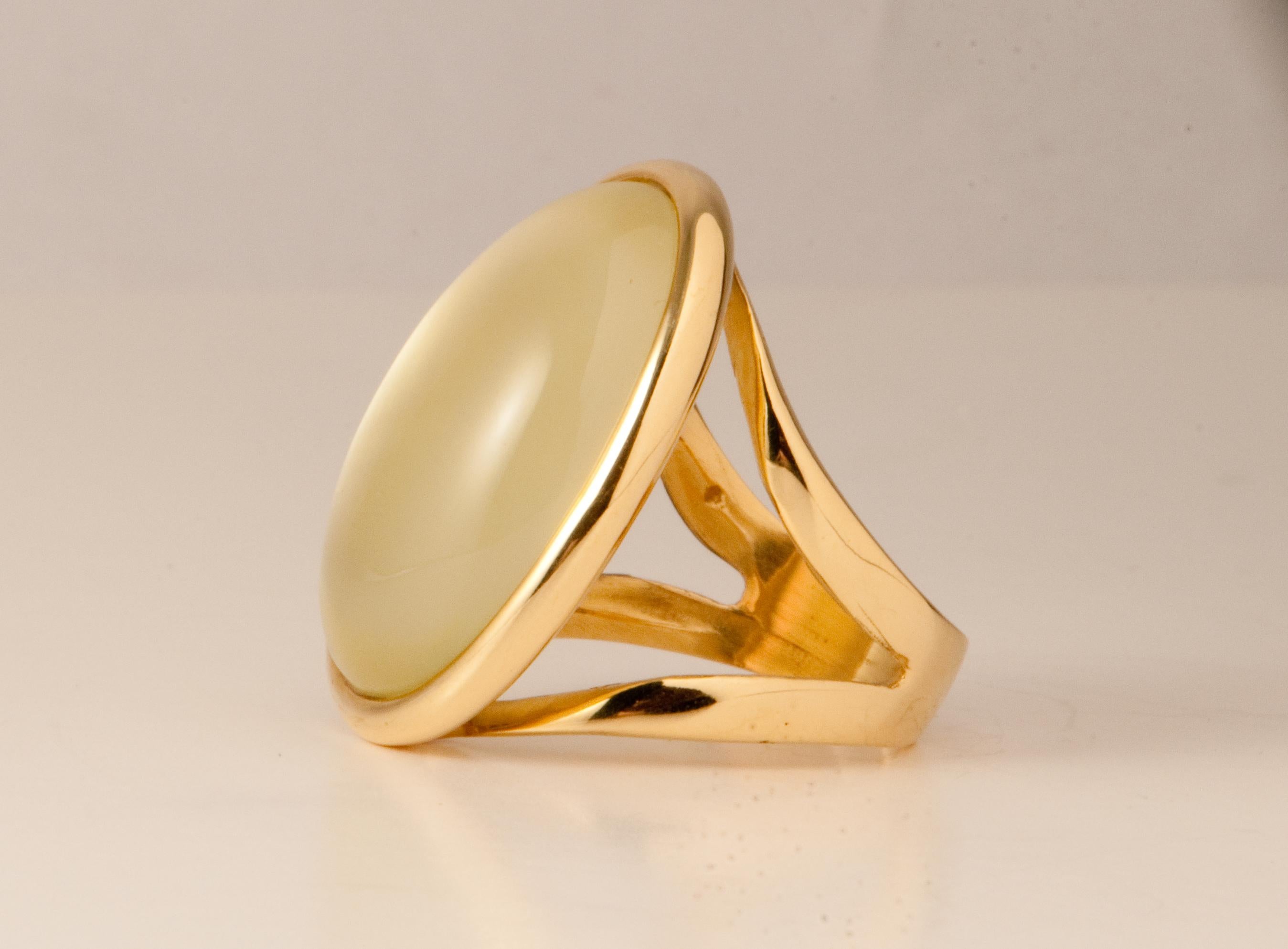 Oval Cut Yellow Gold Ring Surmounted by a Lemon Quartz and Nacre Shape Cabochon
