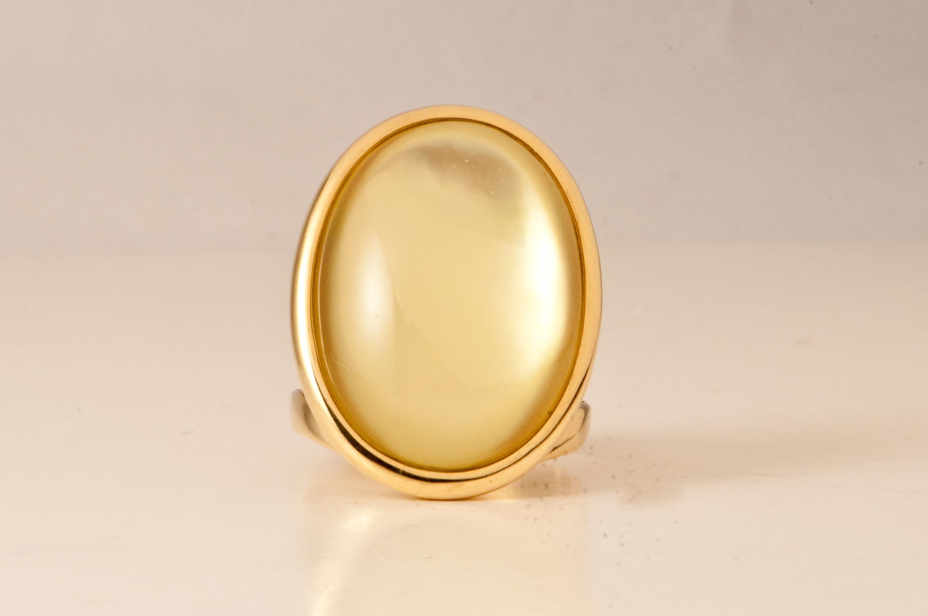 Yellow Gold Ring Surmounted by a Lemon Quartz and Nacre Shape Cabochon In New Condition In Vannes, FR