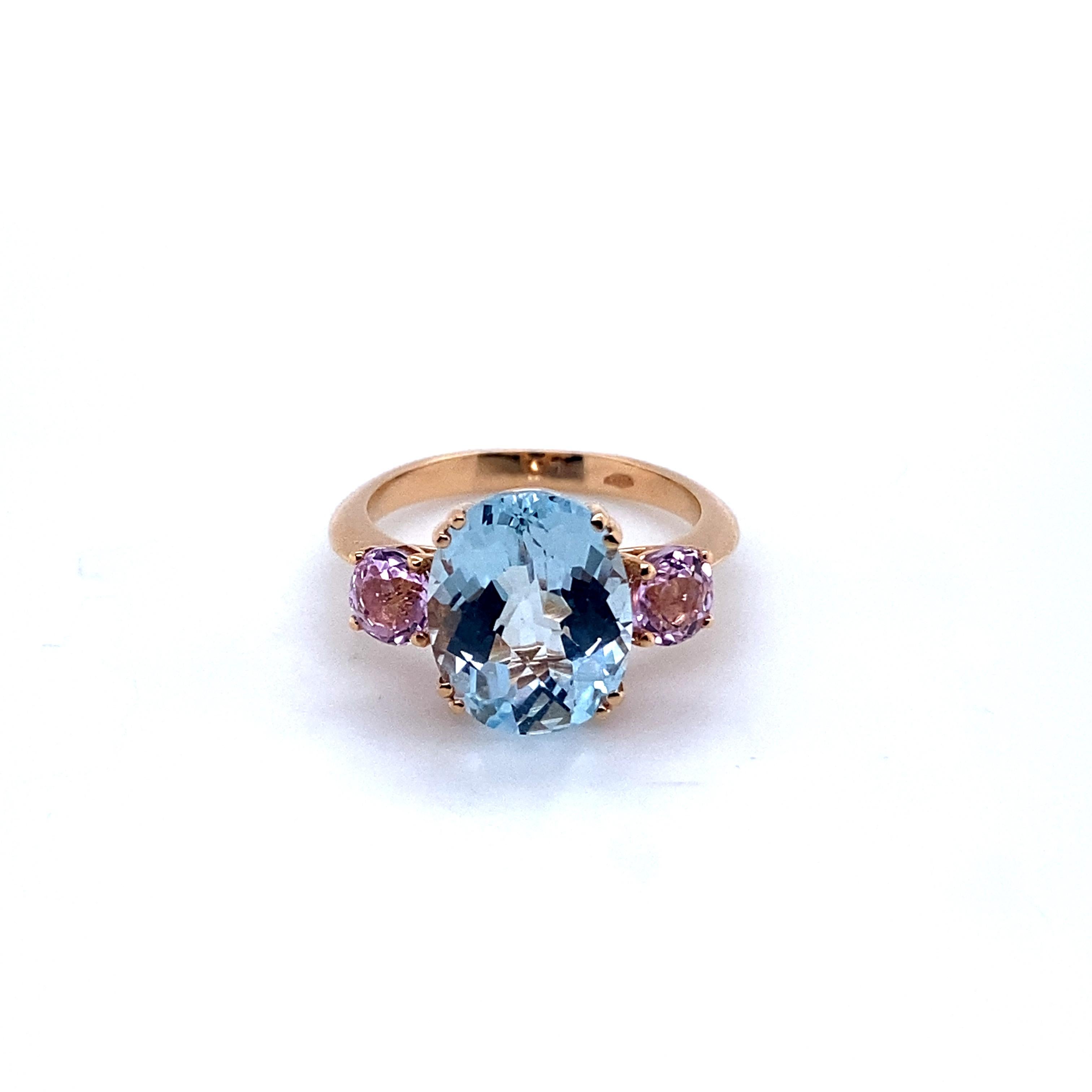 Contemporary Yellow Gold Ring Surmounted by an Oval Topaz Accompanied by Two Kunzites For Sale
