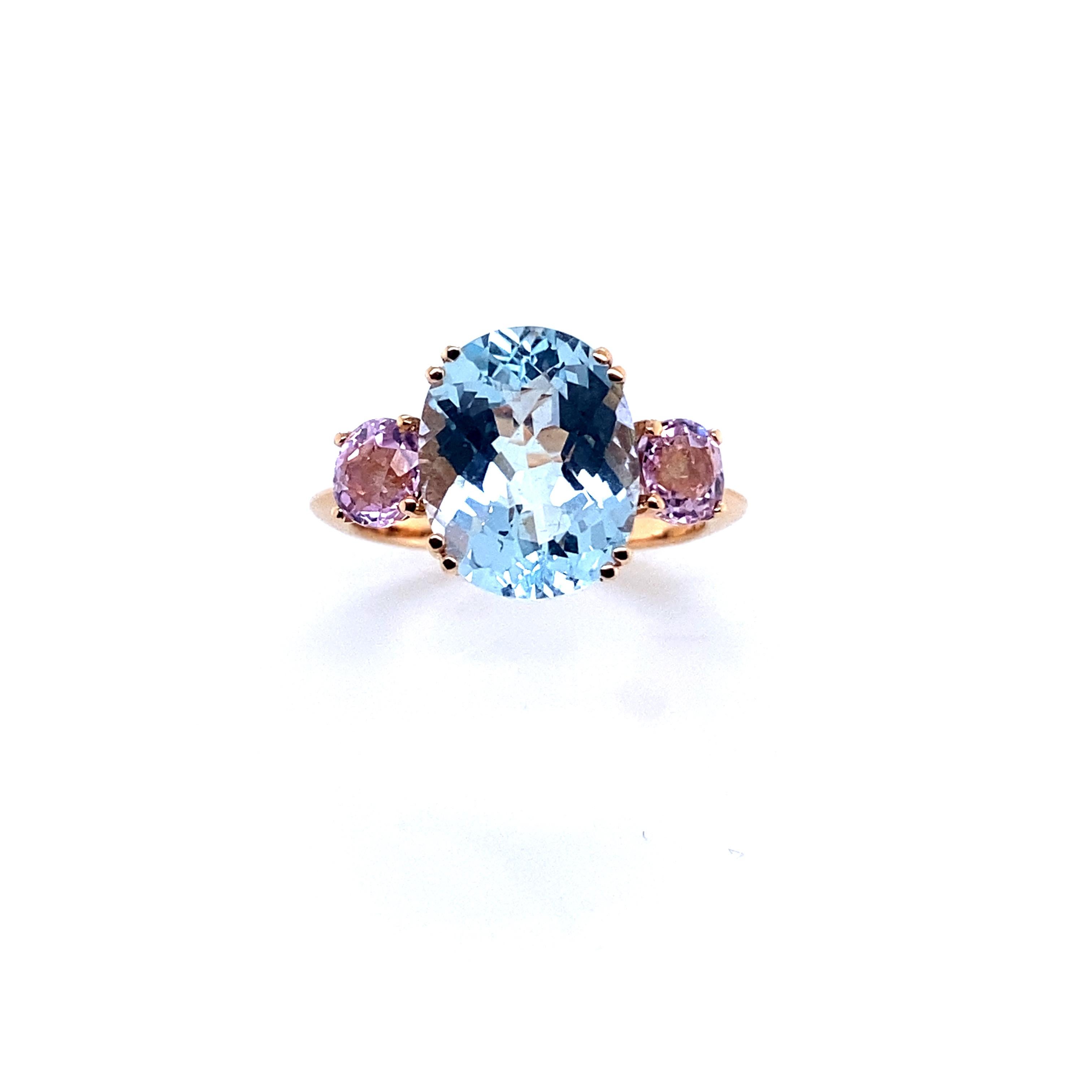 Women's Yellow Gold Ring Surmounted by an Oval Topaz Accompanied by Two Kunzites For Sale