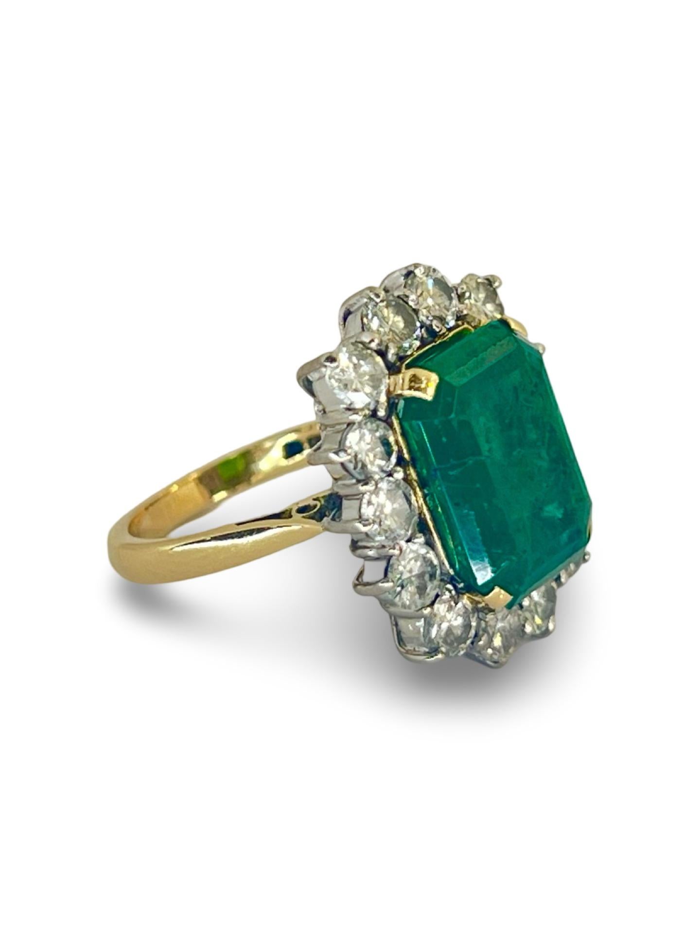 Cette exceptionnelle bague en or jaune 18 carats est une véritable déclaration d'élégance et de rareté. En son cœur se trouve une magnifique émeraude naturelle de 6,80 ct, d'un vert profond et vibrant qui séduit par sa brillance. Cette pierre