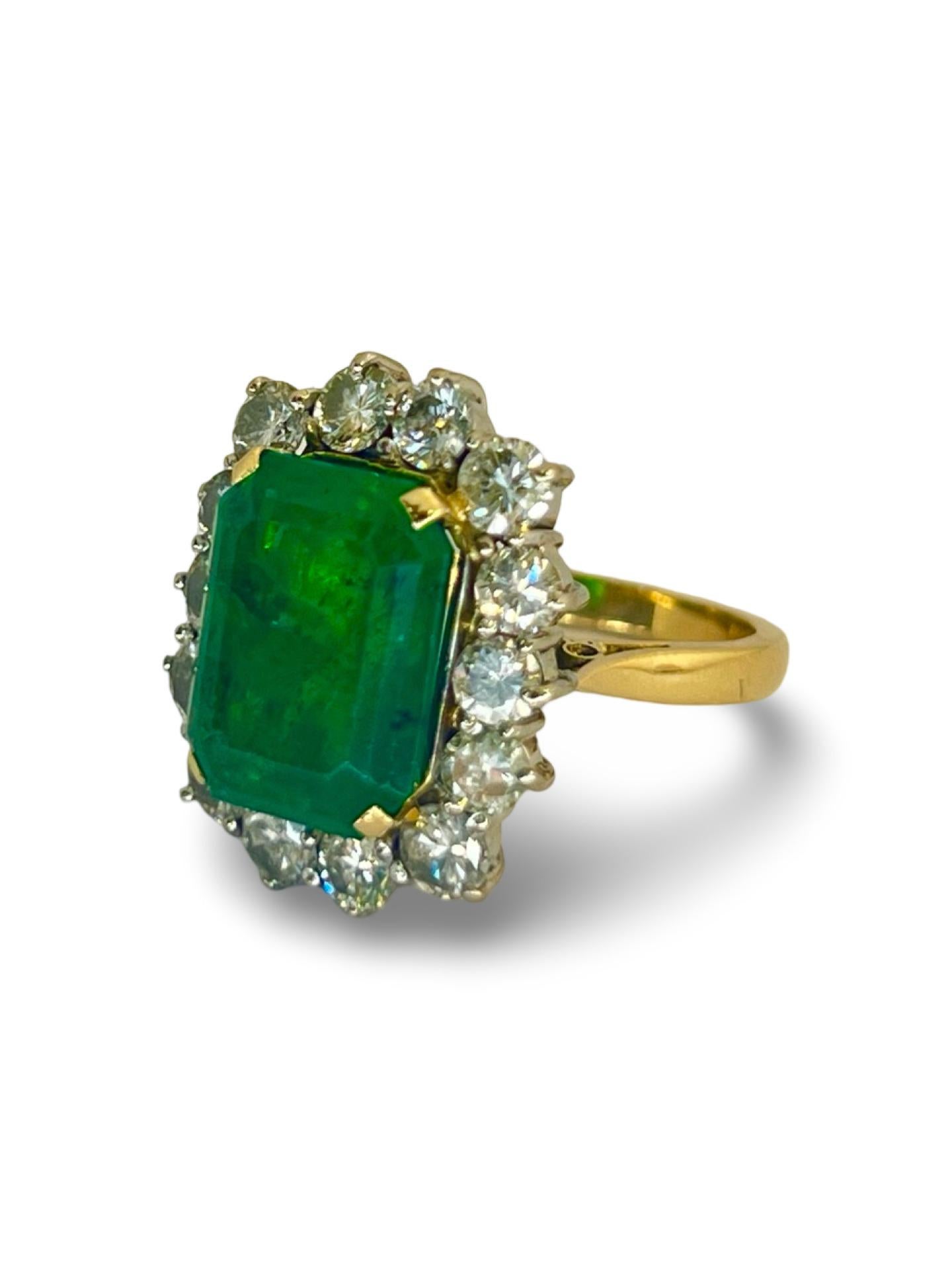 Taille émeraude Bague en or jaune avec émeraude certifiée de 6, 80 carats et diamants en vente
