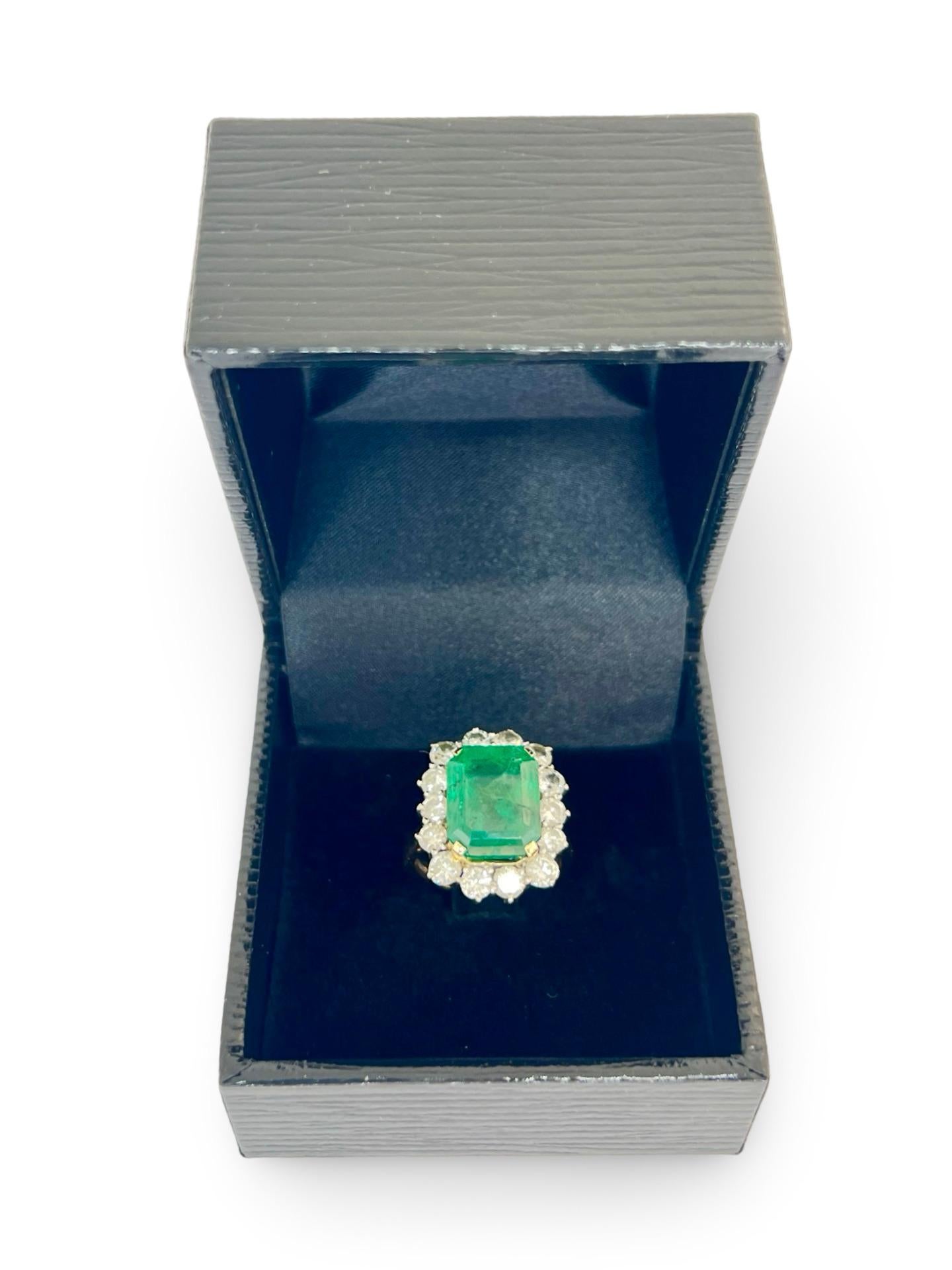 Bague en or jaune avec émeraude certifiée de 6, 80 carats et diamants Excellent état - En vente à PARIS, FR