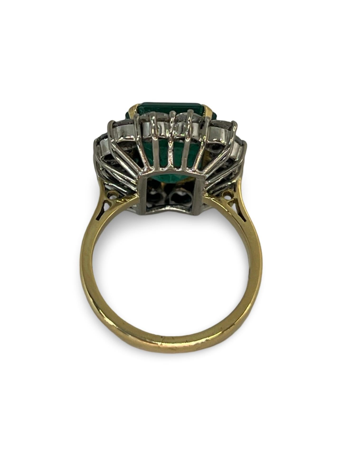 Bague en or jaune avec émeraude certifiée de 6, 80 carats et diamants Pour femmes en vente