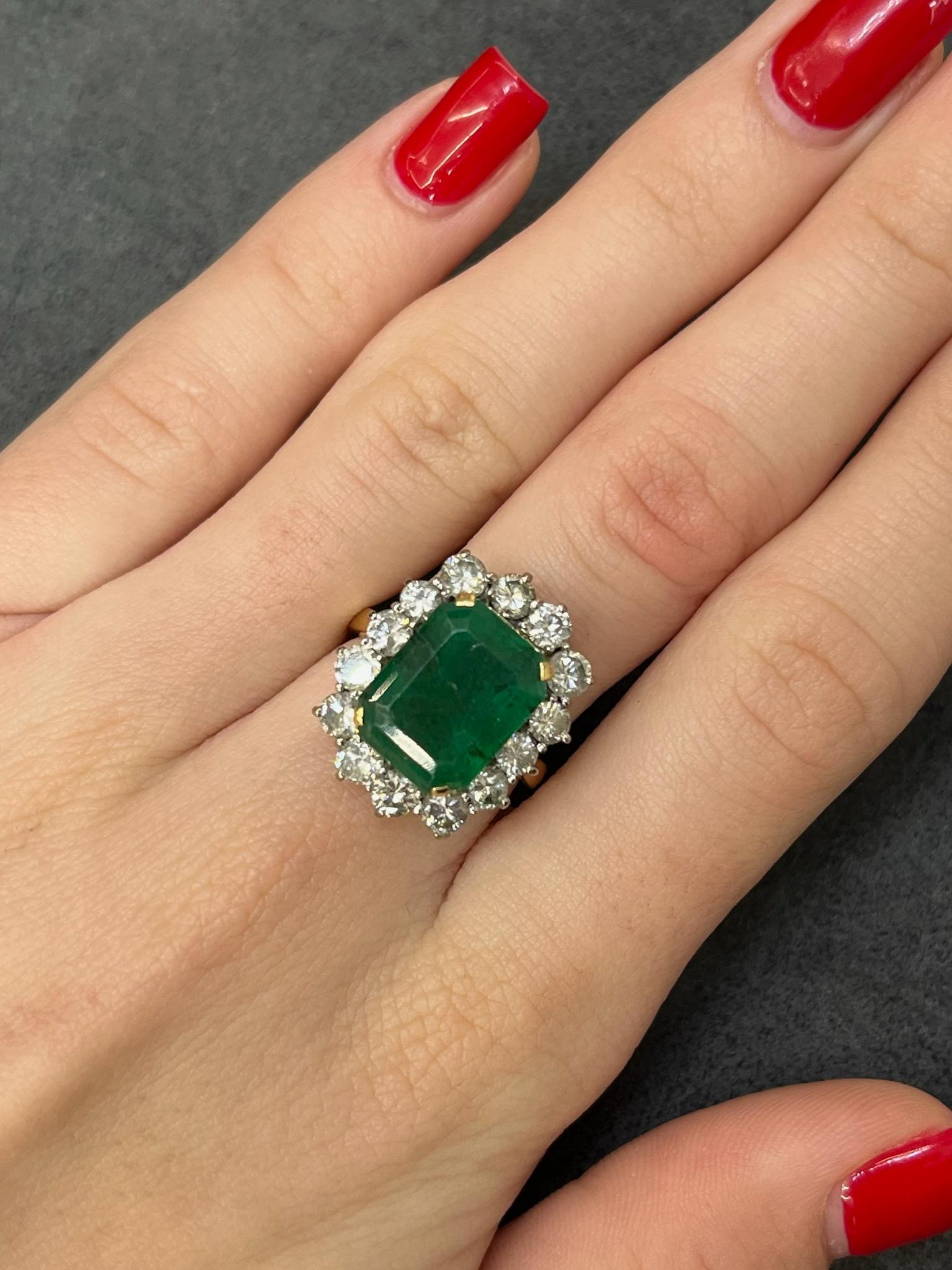Bague en or jaune avec émeraude certifiée de 6, 80 carats et diamants en vente 1
