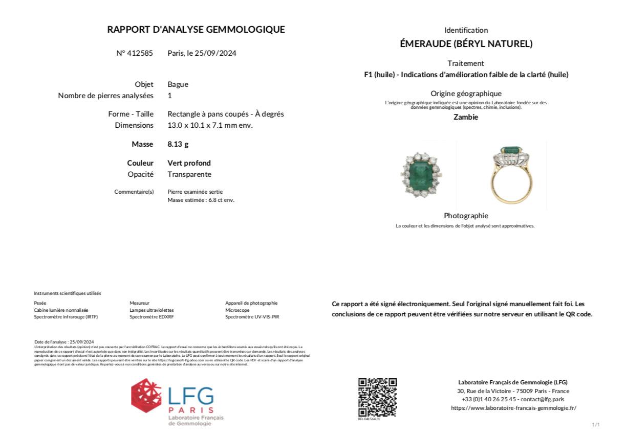 Bague en or jaune avec émeraude certifiée de 6, 80 carats et diamants en vente 2
