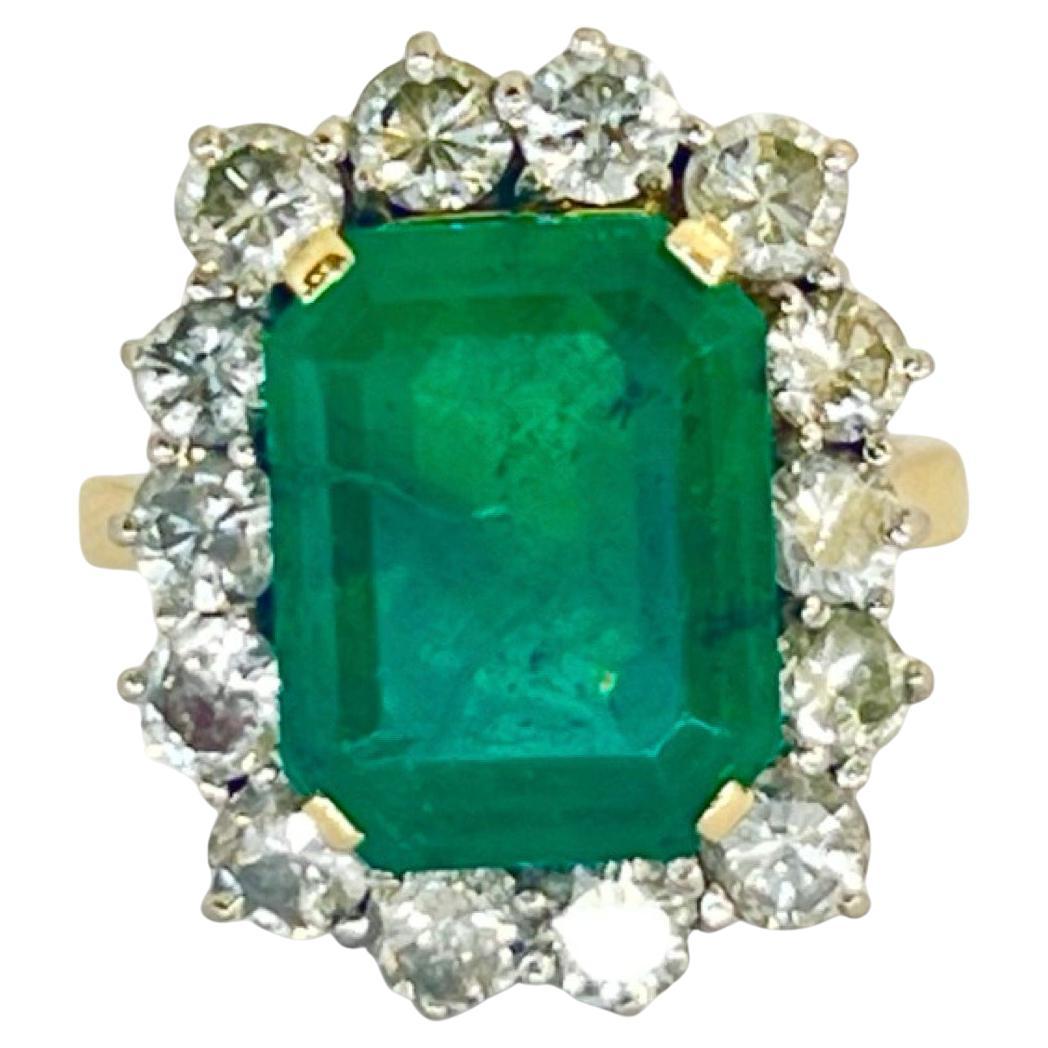 Bague en or jaune avec émeraude certifiée de 6, 80 carats et diamants en vente