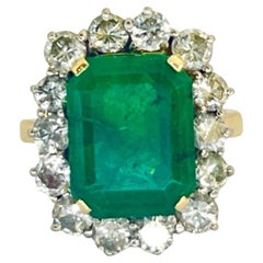 Gelbgoldring aus Gelbgold mit 6, 80 Karat zertifiziertem Smaragd und Diamanten