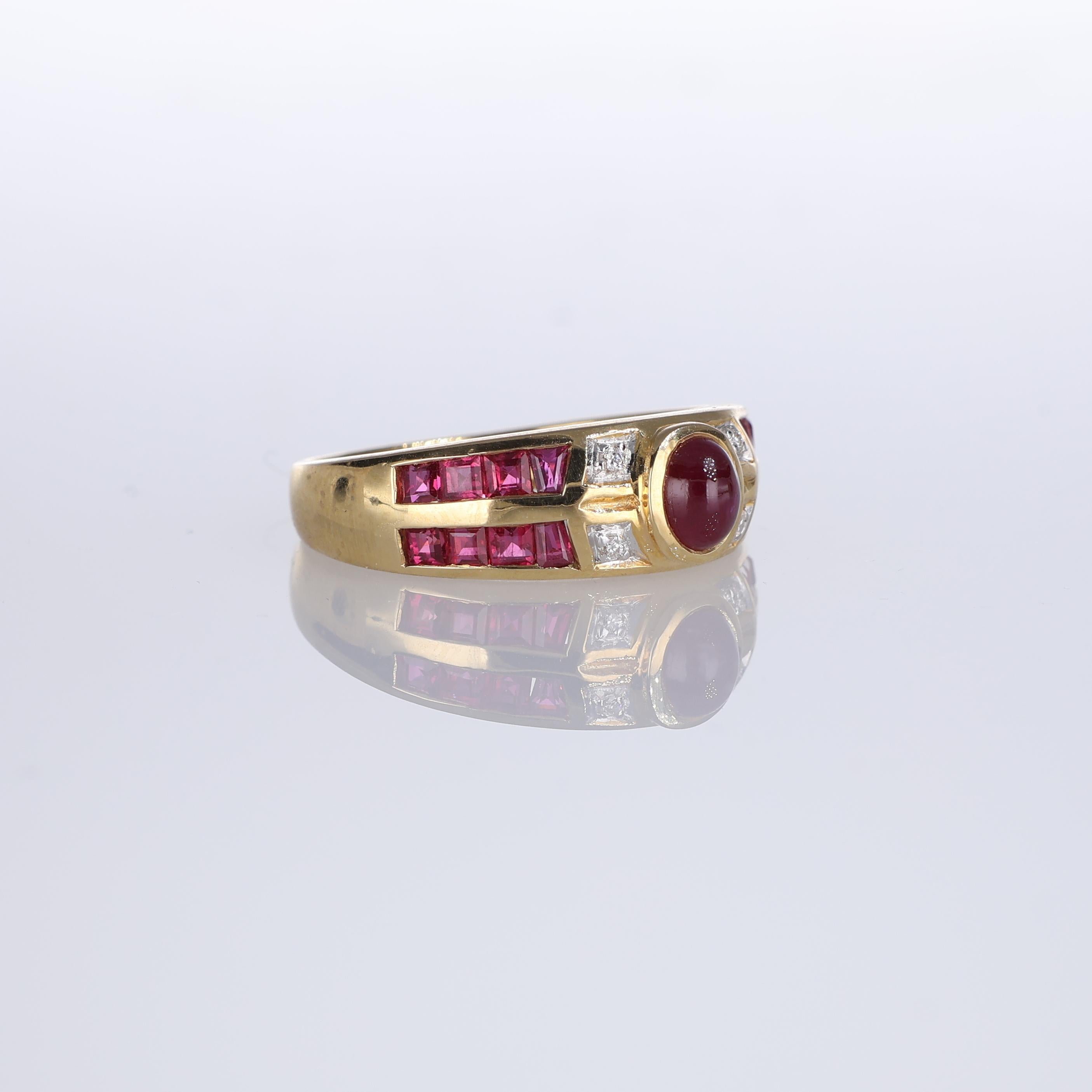 Brilliant Cut Yellow Gold Ring with Cabochon Ruby and Carré Cut Rubies For Sale