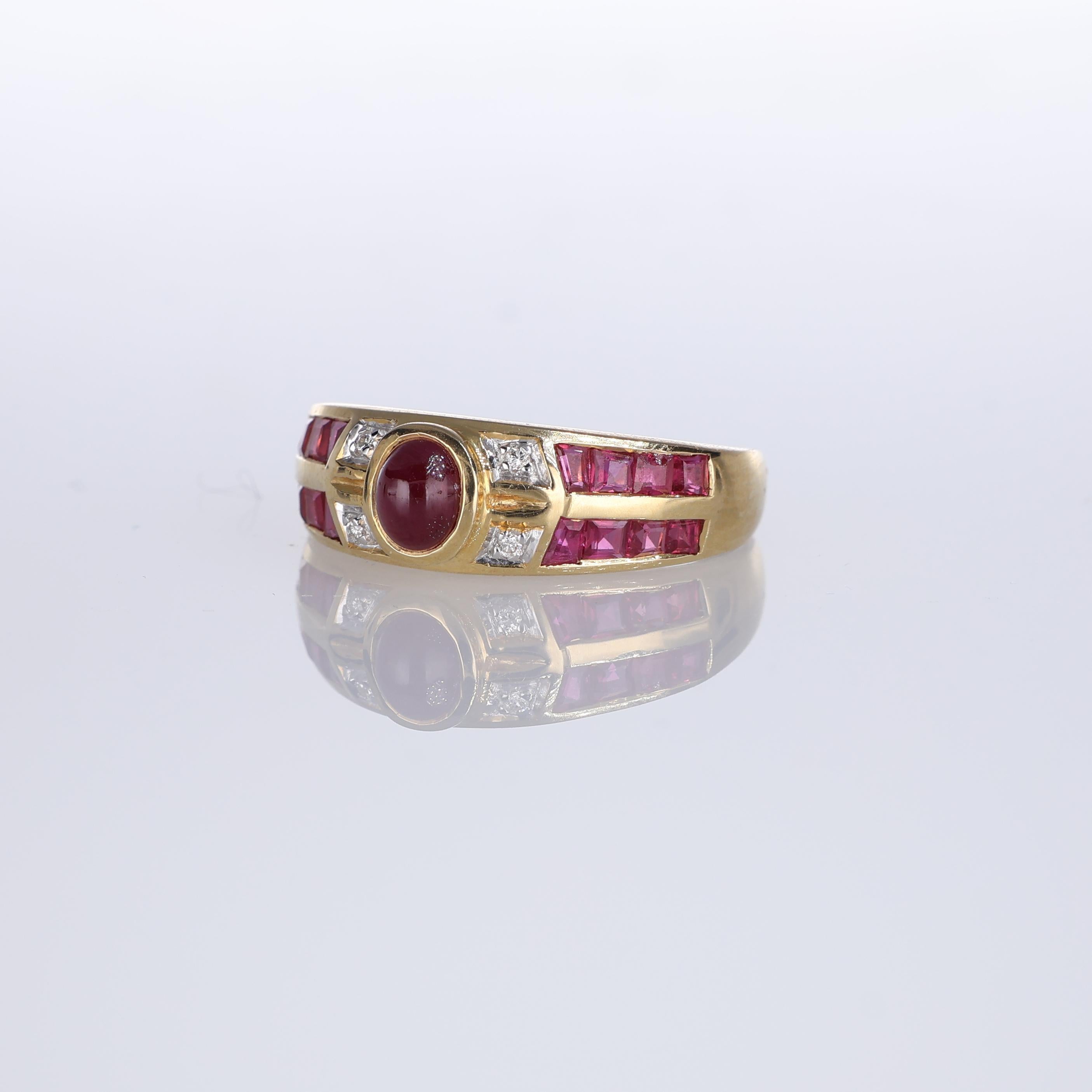 Yellow Gold Ring with Cabochon Ruby and Carré Cut Rubies In New Condition For Sale In Bergamo, BG