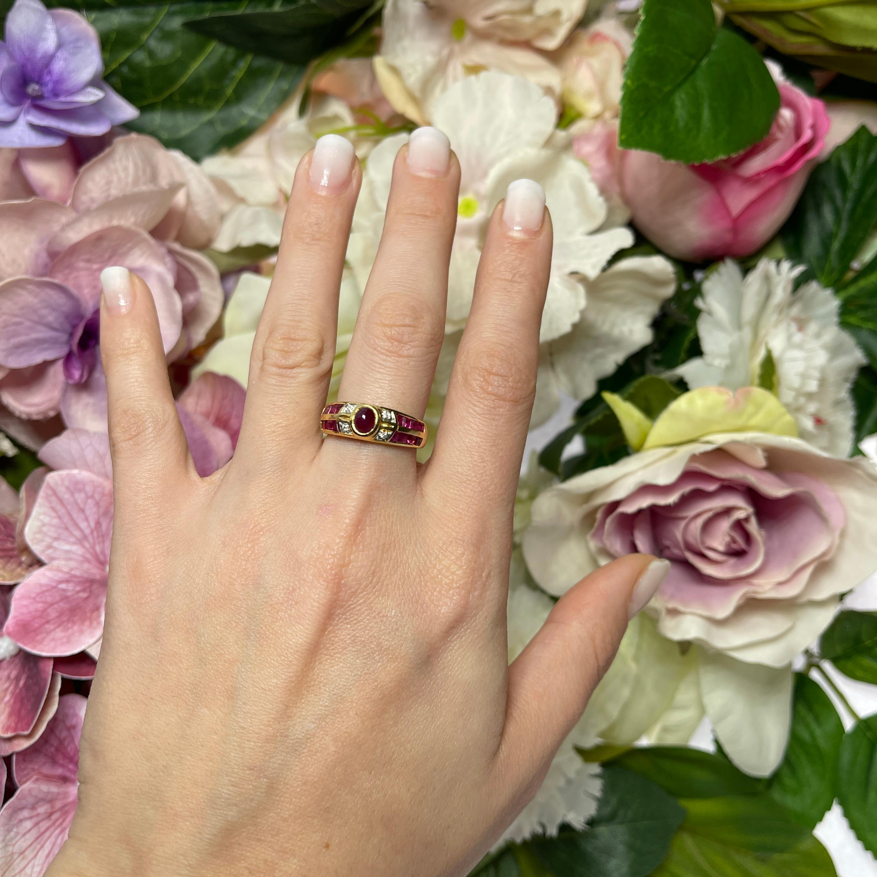 Yellow Gold Ring with Cabochon Ruby and Carré Cut Rubies For Sale 1