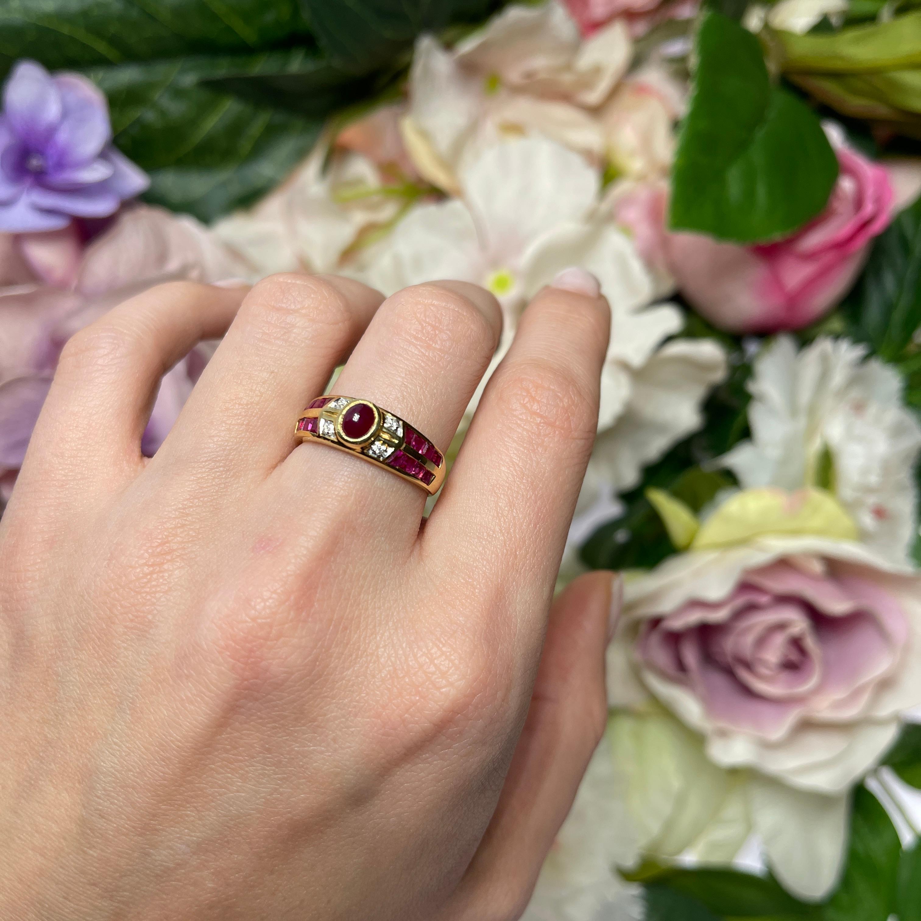 Yellow Gold Ring with Cabochon Ruby and Carré Cut Rubies For Sale 2