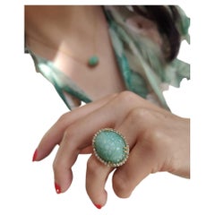 Bague en or jaune avec diamants et émeraude taillée en fleur