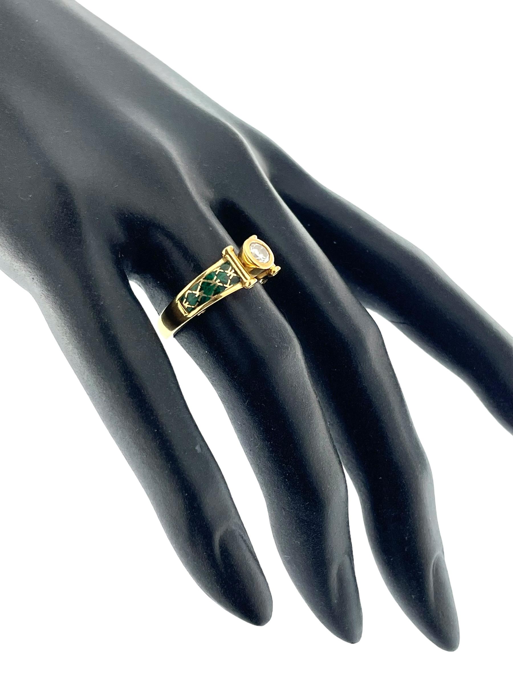 Gelbgoldring aus Gelbgold mit Diamanten und grüner Emaille von Korloff im Angebot 1