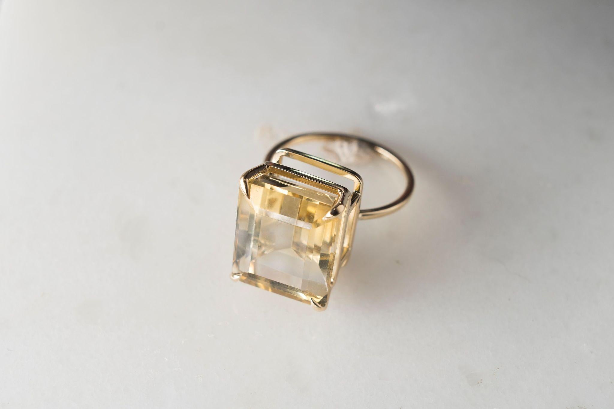 Eighteen Karat Yellow Gold Ring with Emerald Cut Shape Citrine In New Condition For Sale In Berlin, DE