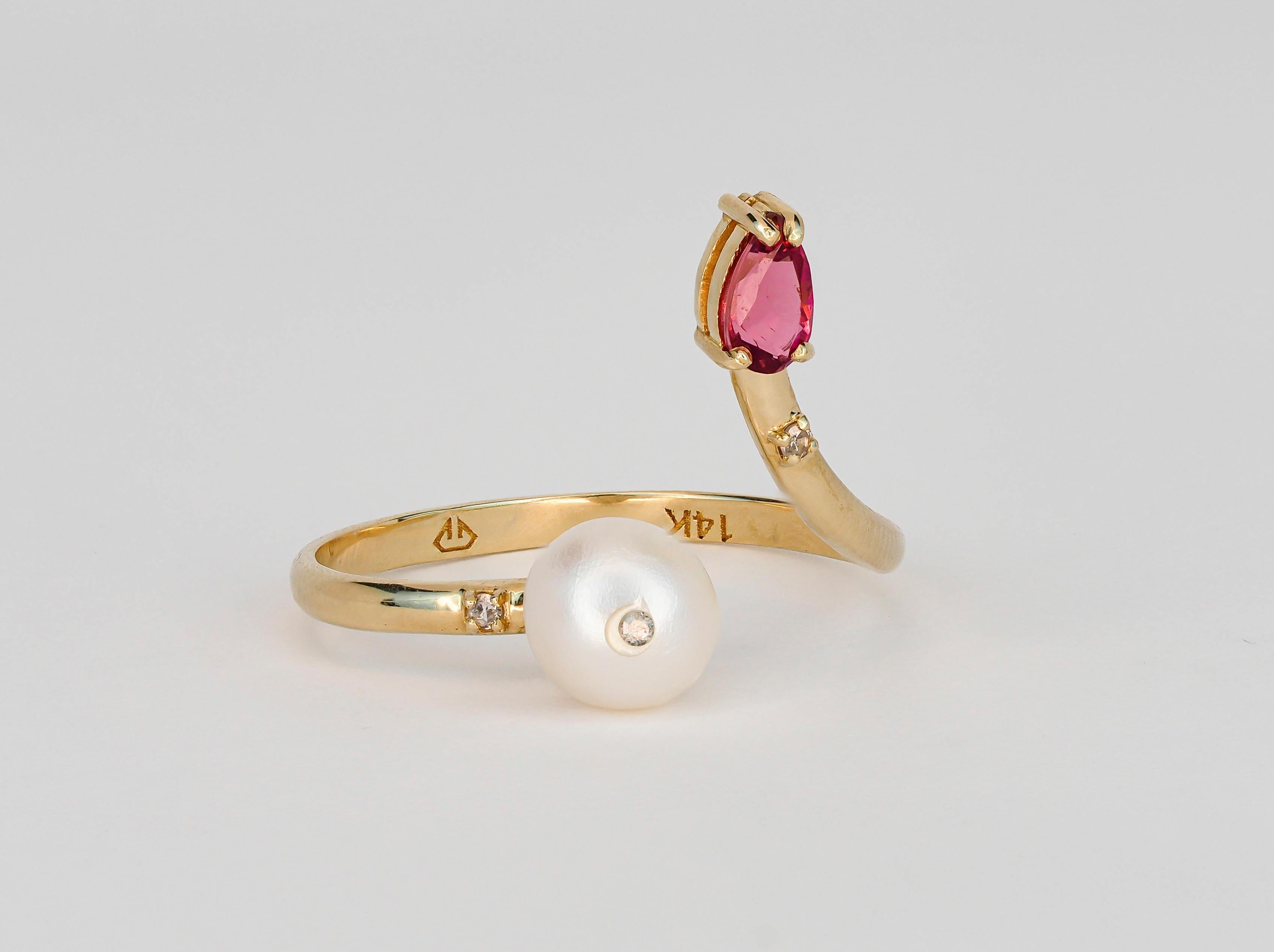 Gelbgoldring mit Perle, Granat und Diamanten. 
Der Ring hat eine freie Größe und kann mit einer Fingergröße von 17,2 - 18,5 mm getragen werden.
Gewicht: 1.70 g.
Hauptstein - Akoya-Kulturperle
Weiße Farbe, runder Schliff, 6,2  mm Größe.
Diamanten: