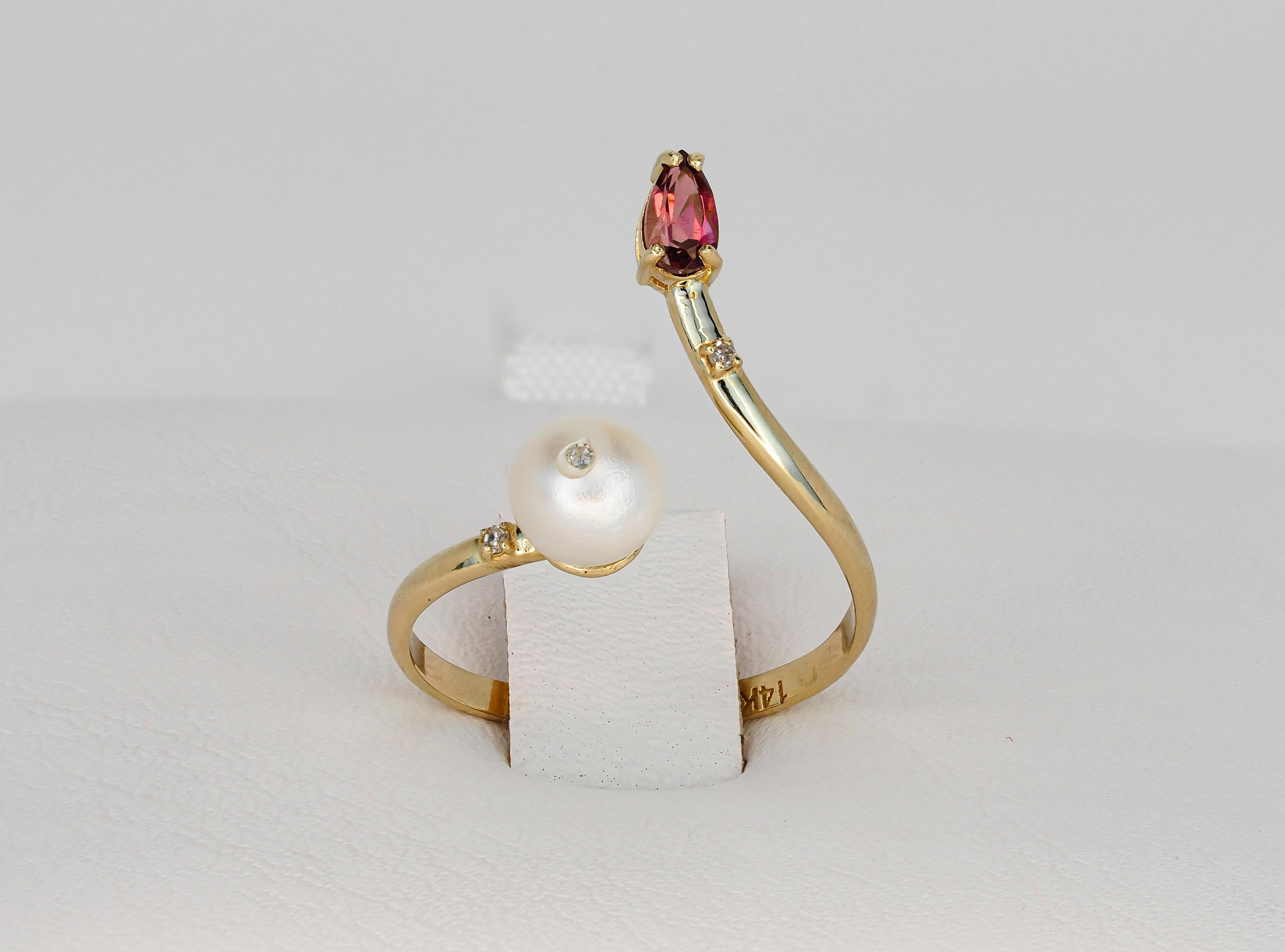 Yellow gold ring with pearl, garnet and diamonds.  In New Condition For Sale In Istanbul, TR