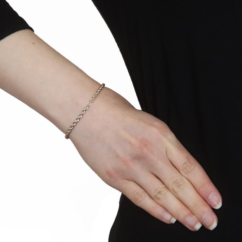 Brand: Michael Anthony

Metal Content: 14k Yellow Gold

Chain Style: Rope
Bracelet Style: Chain
Fastening Type: Tab Box Clasp with One Side Safety Clasp

Measurements

Length: 8 1/4