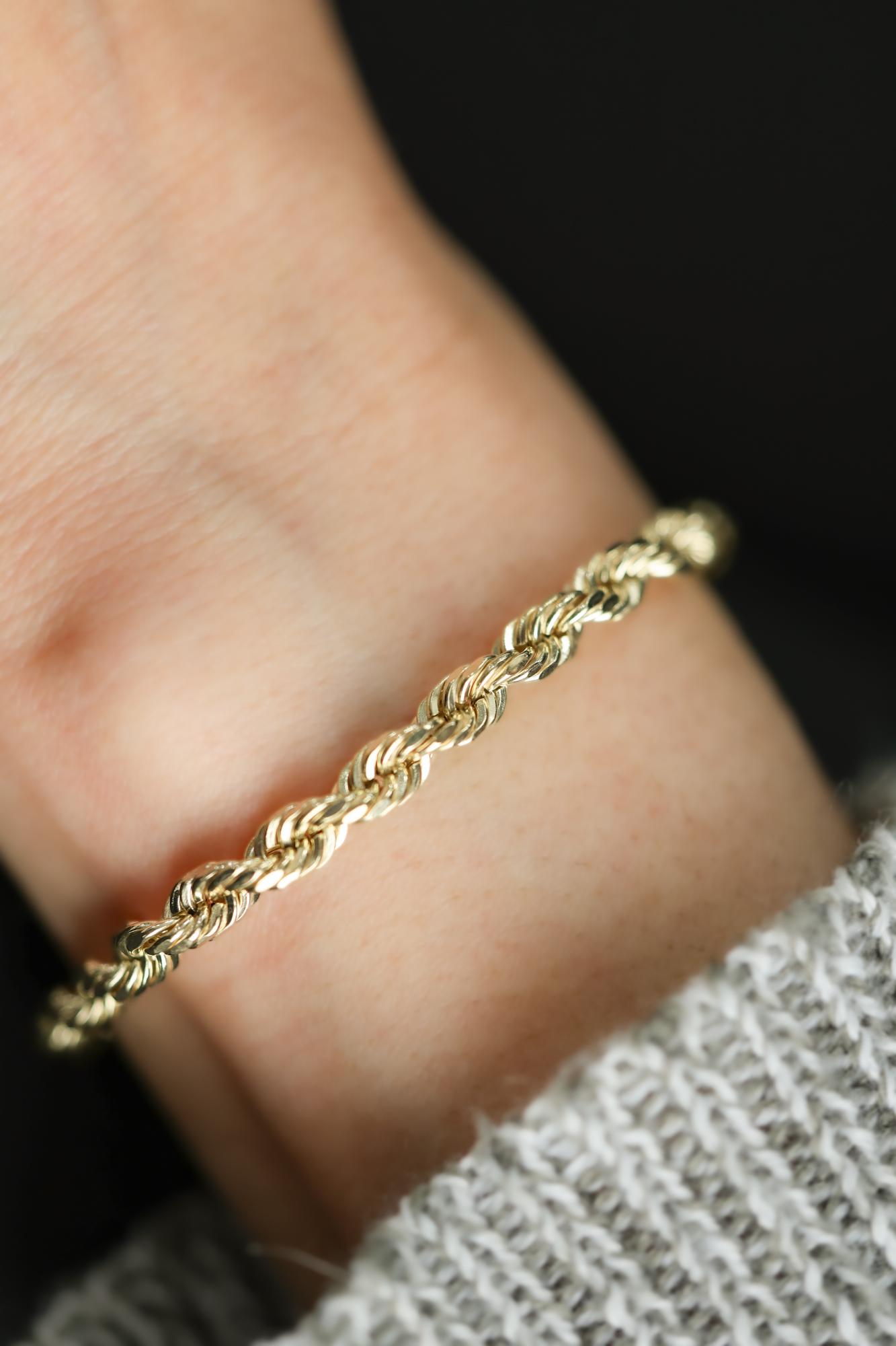 -Oro amarillo de 14 quilates 

-Talla 6