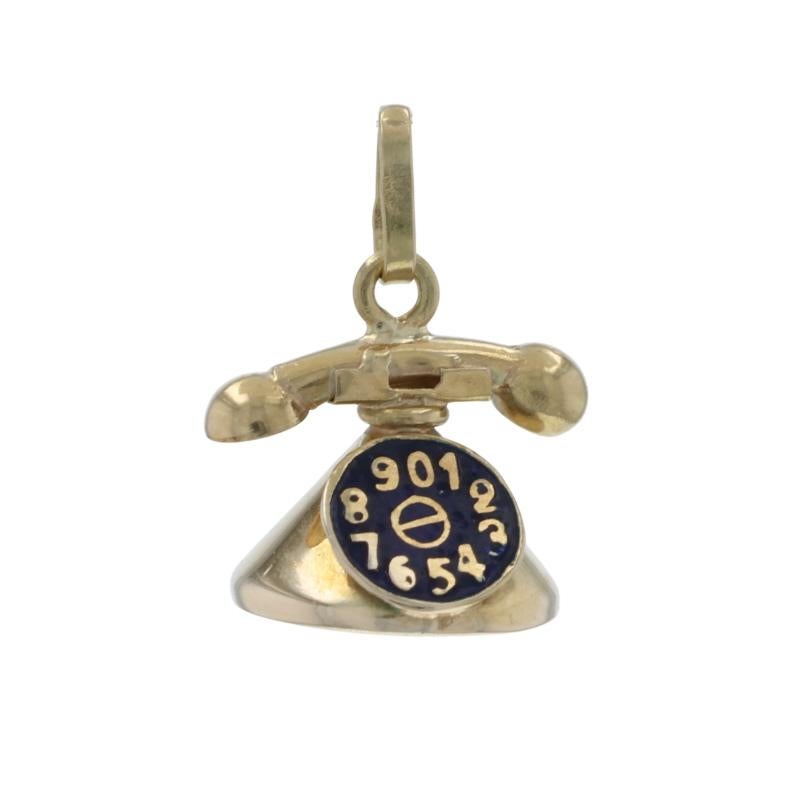 Contenu du métal : Or jaune 14k

Thème : Téléphone rotatif, communication
Caractéristiques : Roue à doigts stationnaire accentuée par l'émaillage noir

Mesures

Hauteur (à partir de l'attache fixe) : 7/16